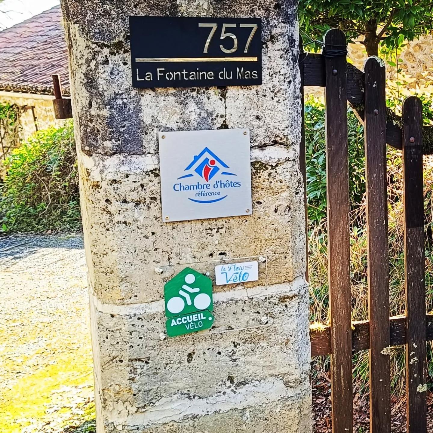 Bed and Breakfast La Fontaine Du Mas Thiviers Esterno foto